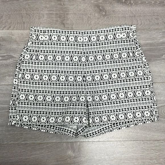 GAP Black and White High Waist Women Shorts - Picture 5 of 13